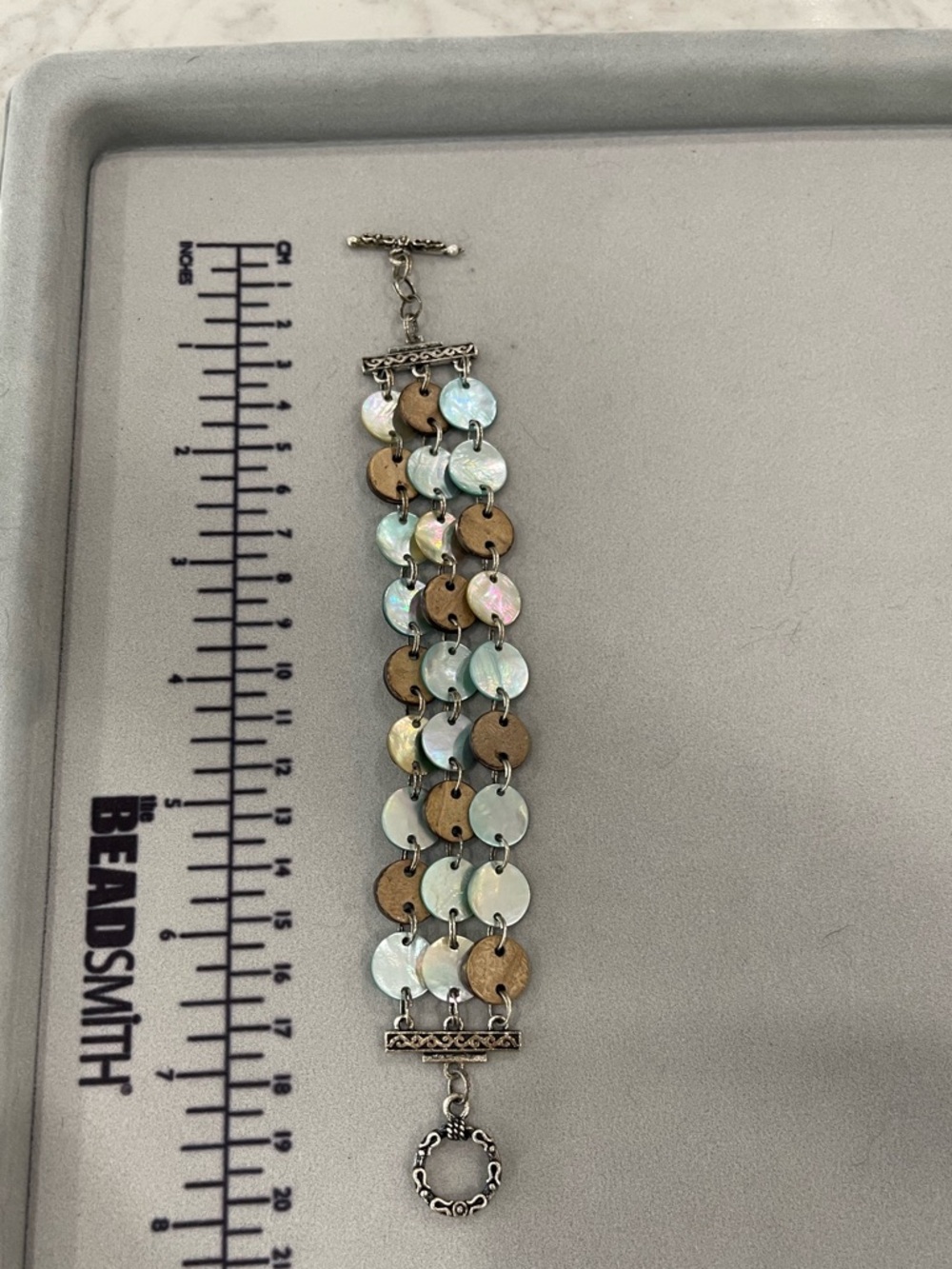 Set of 5 Bracelets and one pair of dangly shell Earrings.  Green/Yellow tones - Picture 10 of 14